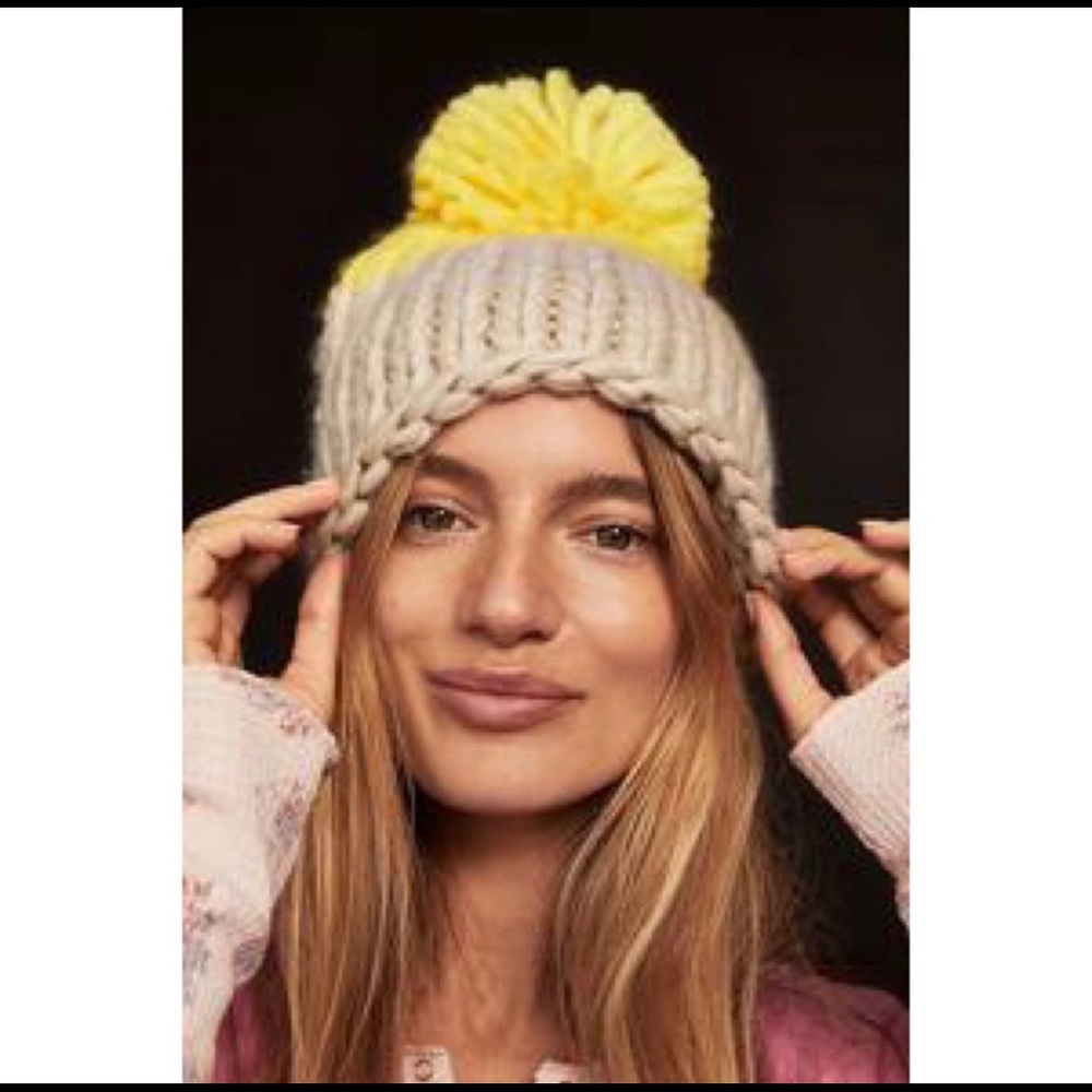 New Free People’s Cozy Up Pom Pom Beanie in Yellow/Cream one size